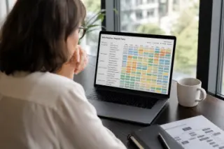 Une femme examine une cartographie des compétences sur son ordinateur portable, à son bureau.